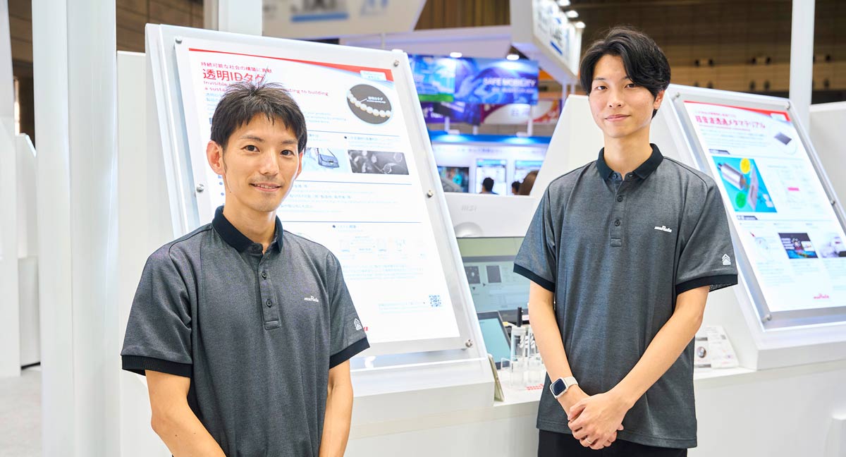 Image of From left, Mr. Shirai and Mr. Sumiyoshi of the Material Process Development Department, Material Technology Center