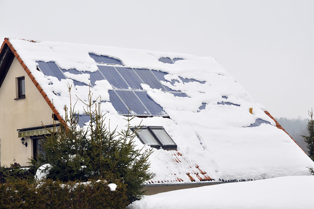 在寒冷地区，太阳能电池板积雪，太阳能发电效率大幅下降图片