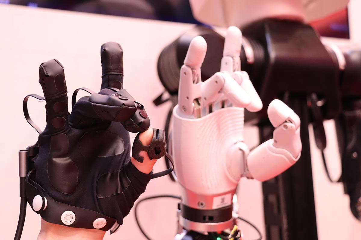 グローブを装着した手の動きに合わせて動くロボットハンド