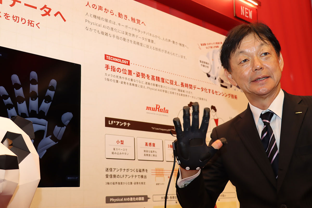 「CEATEC AWARD 2026」優秀賞を受賞した。（写真はデモ体験をする村田製作所の中島規巨社長）