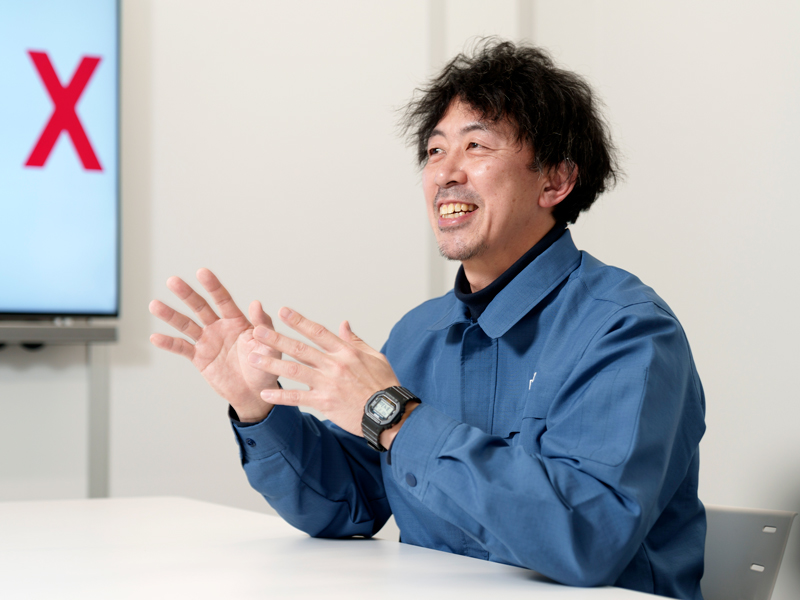 Mr. Shiomi, a fabric expert and the leader of production and development team