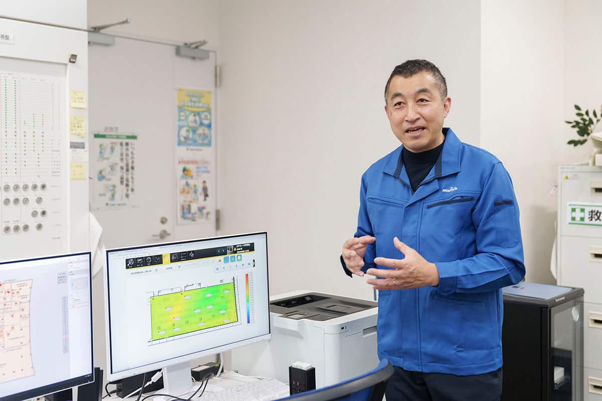 Image of Haga and PC