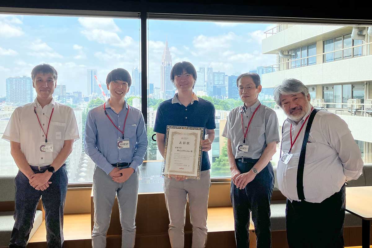 Image of Dr. Ogasawara with Murata's co-creation team members