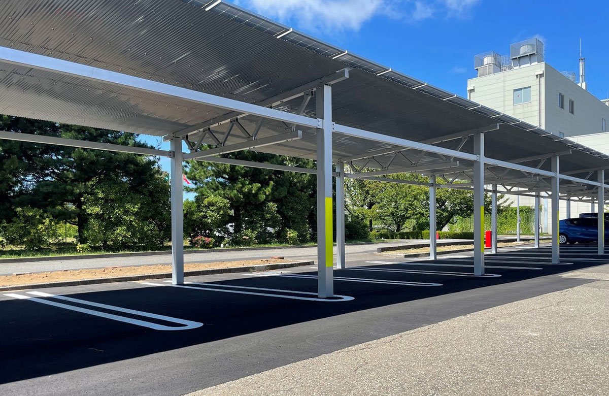 Image of The parking lot at Kanazu Murata Manufacturing where carport-type solar panels were installed