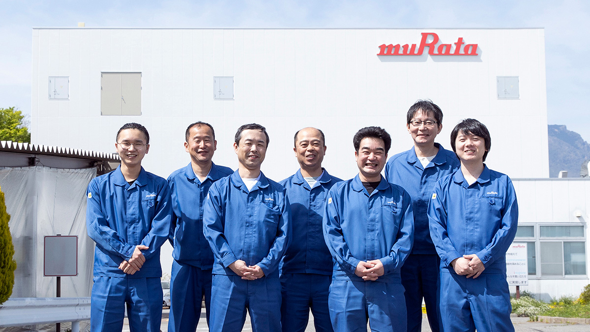 Image of employees involved in converting Komoro Murata Manufacturing into a smart factory
