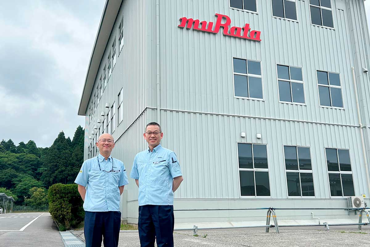 From left to right, Shiko from the Manufacturing Planning Section and Miyamoto from the Production Technology Section